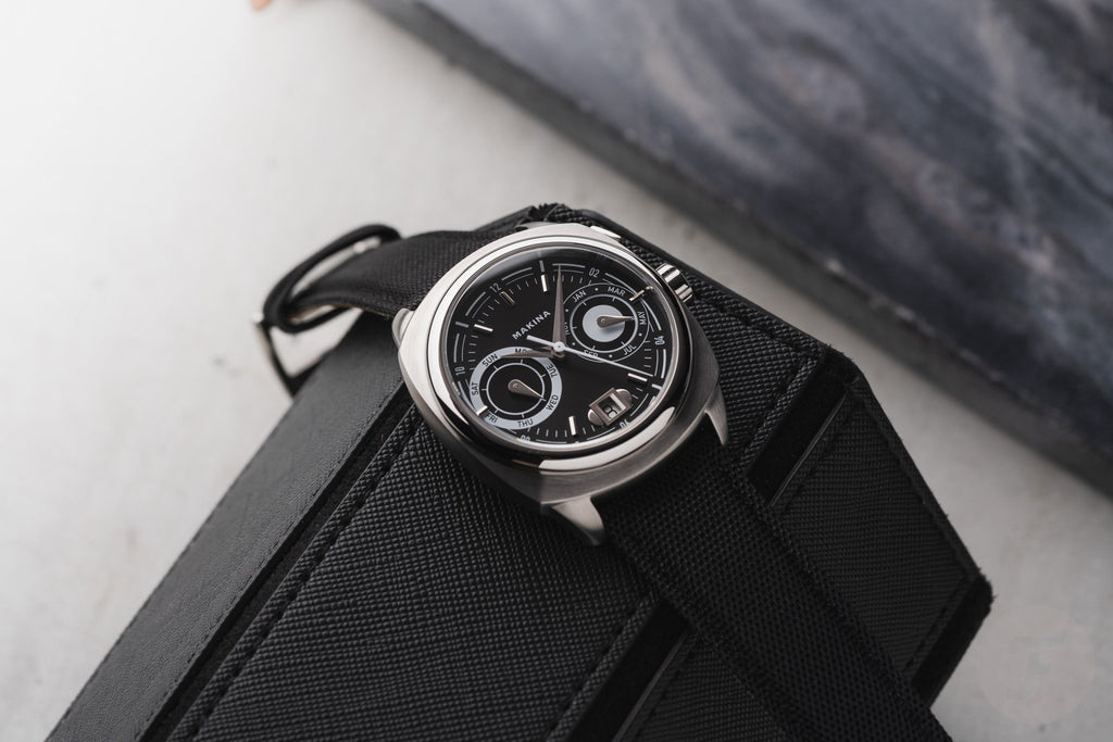 Cette Makina Uriel_VII à 2 200€ renoue avec 3 codes que les collections modernes ont oubliés