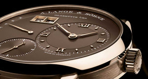 Lange 1 Daymatic Honeygold : le style asymétrique allemand sublimé en or précieux