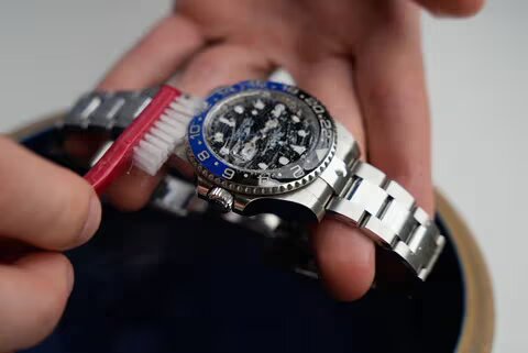 Conseils d’experts pour nettoyer et entretenir sa Rolex Daytona à la maison .