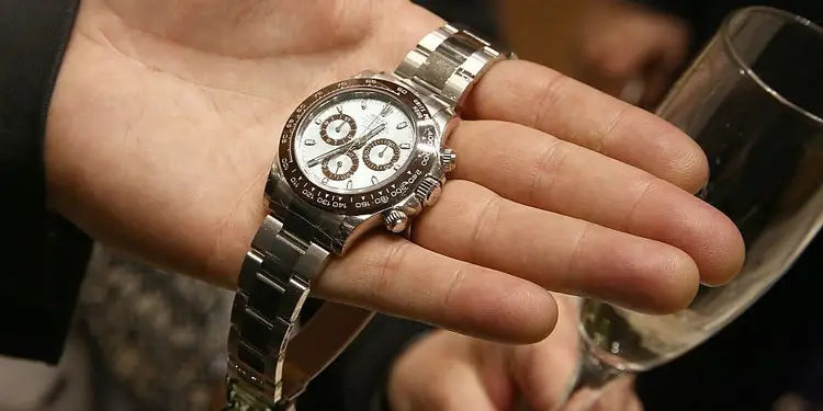 Révision Rolex Daytona : 1100€ chez le concessionnaire, 600€ chez l'horloger… mais attention aux risques