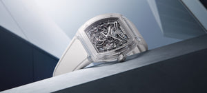 Découvrez cette montre transparente à 233 000 € seulement visible en lumière naturelle