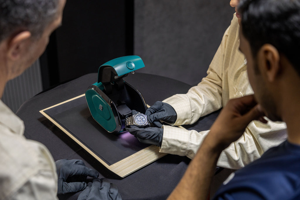 Cette innovation d’Audemars Piguet étonne Dubaï : une boîte intelligente qui parle à votre montre
