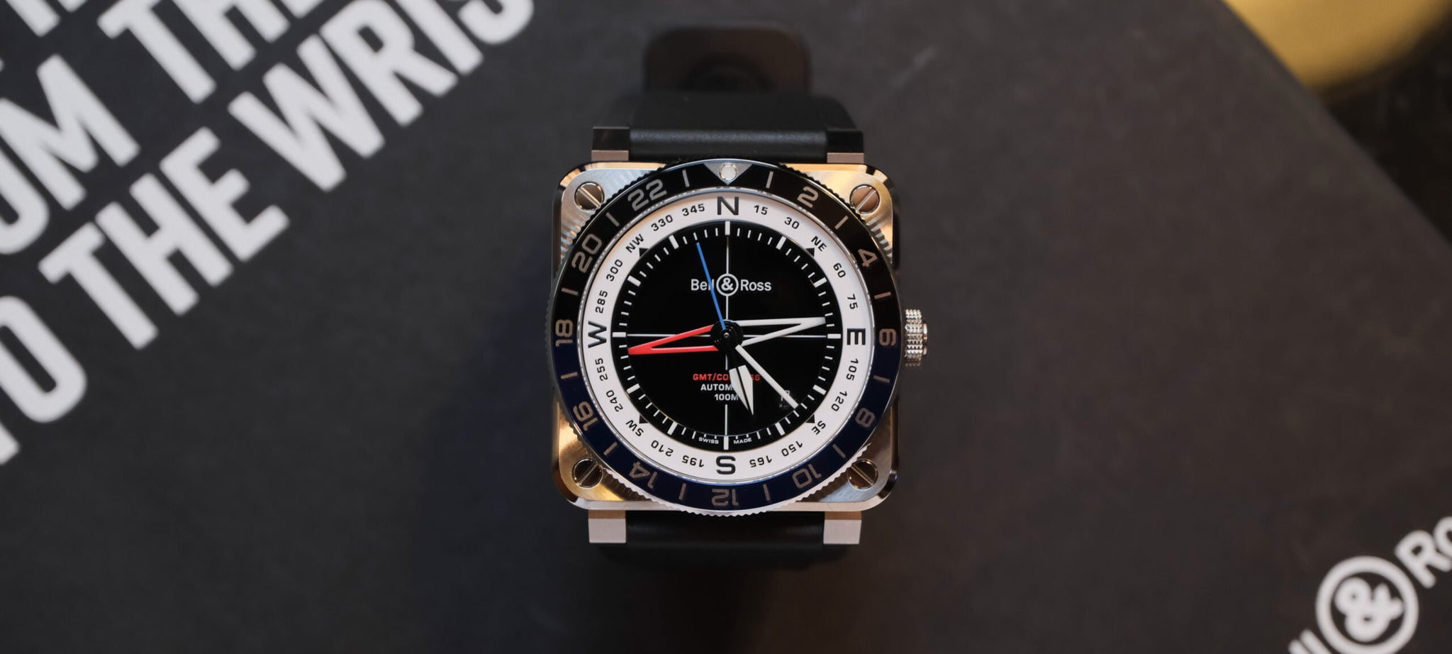 On dirait une montre d’aviateur ordinaire… mais son cadran cache un mécanisme révolutionnaire