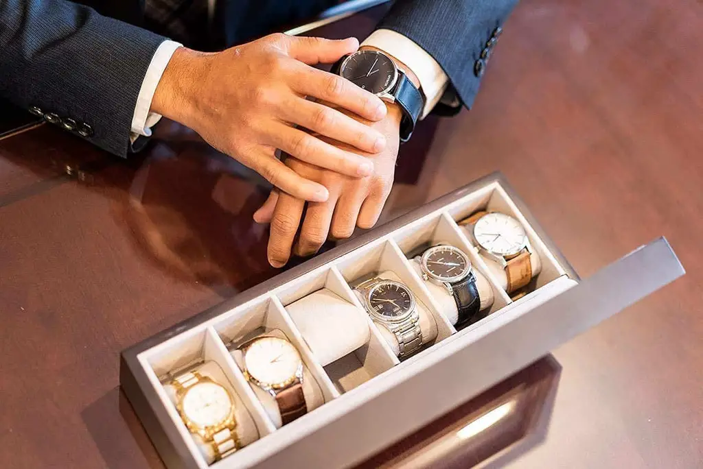 Remontoir ou pas ? Ce qui change vraiment dans une boîte à montres (et pourquoi ça compte)