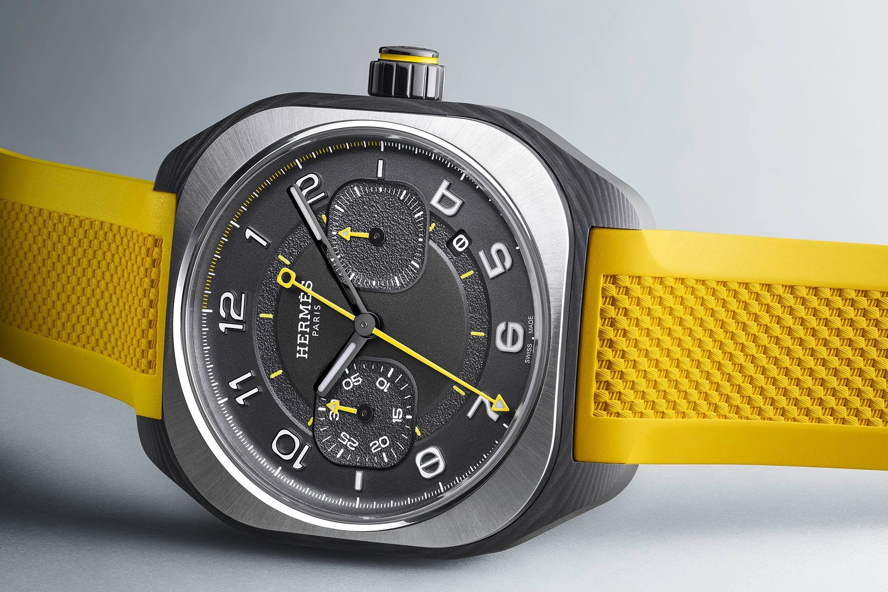Cette nouvelle Hermès jaune citron cache un chronographe secret… et il fascine les collectionneurs