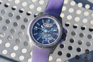 Cette montre suisse ultra-légère en violet intrigue… et sa conception défie les conventions classiques