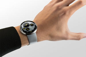 Cette montre fluide rend hommage à l'Ikepod Megapode… et porte la signature de Marc Newson