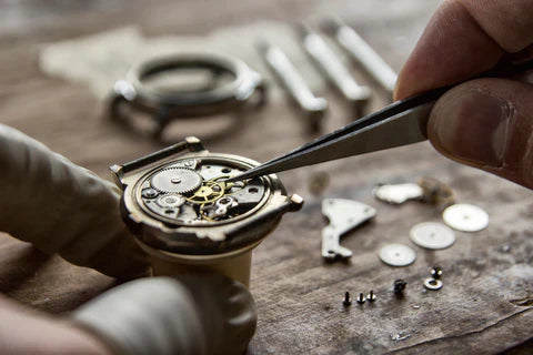 VOUS RÉPAREZ VOTRE MONTRE VOUS-MÊME ? CETTE ERREUR COÛTE 2 000€ ET 78% LA COMMETTENT