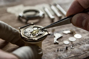 VOUS RÉPAREZ VOTRE MONTRE VOUS-MÊME ? CETTE ERREUR COÛTE 2 000€ ET 78% LA COMMETTENT